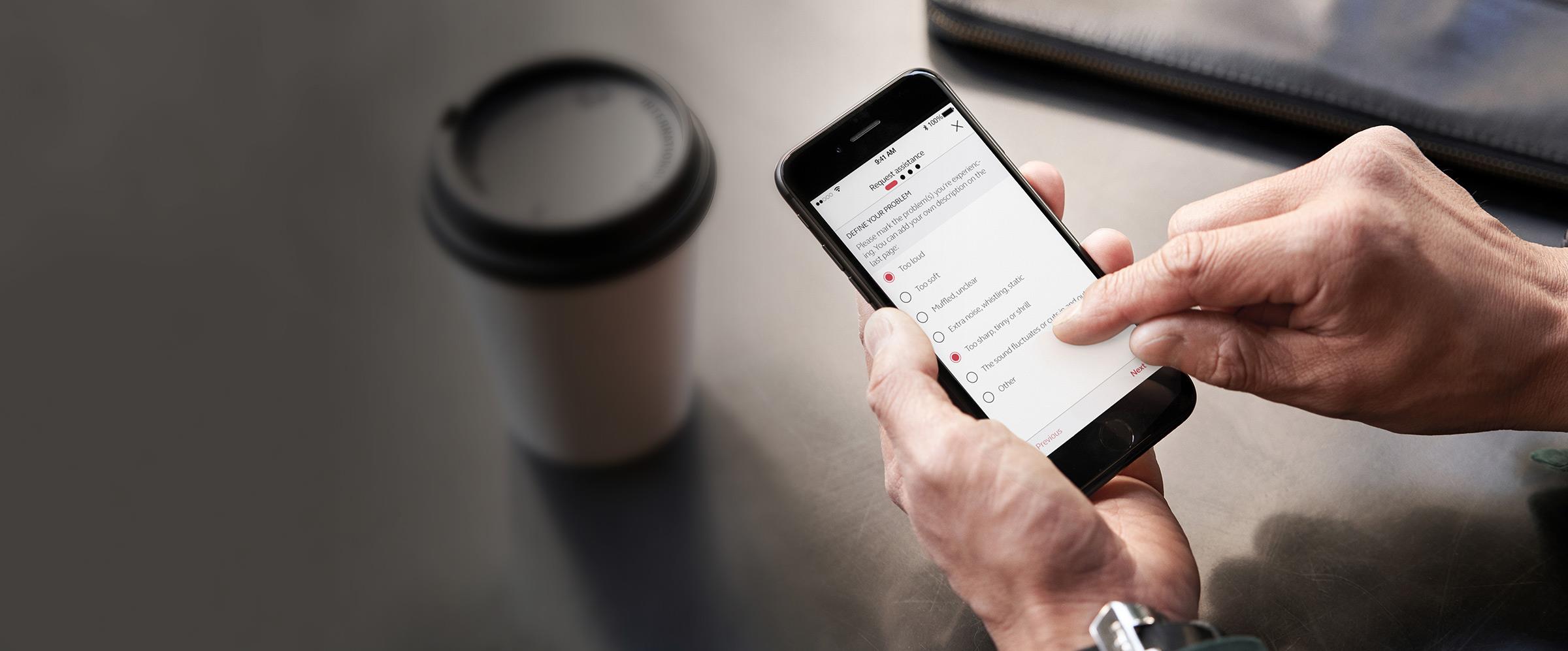 Mænd, der bruger ReSound Smart 3D appen