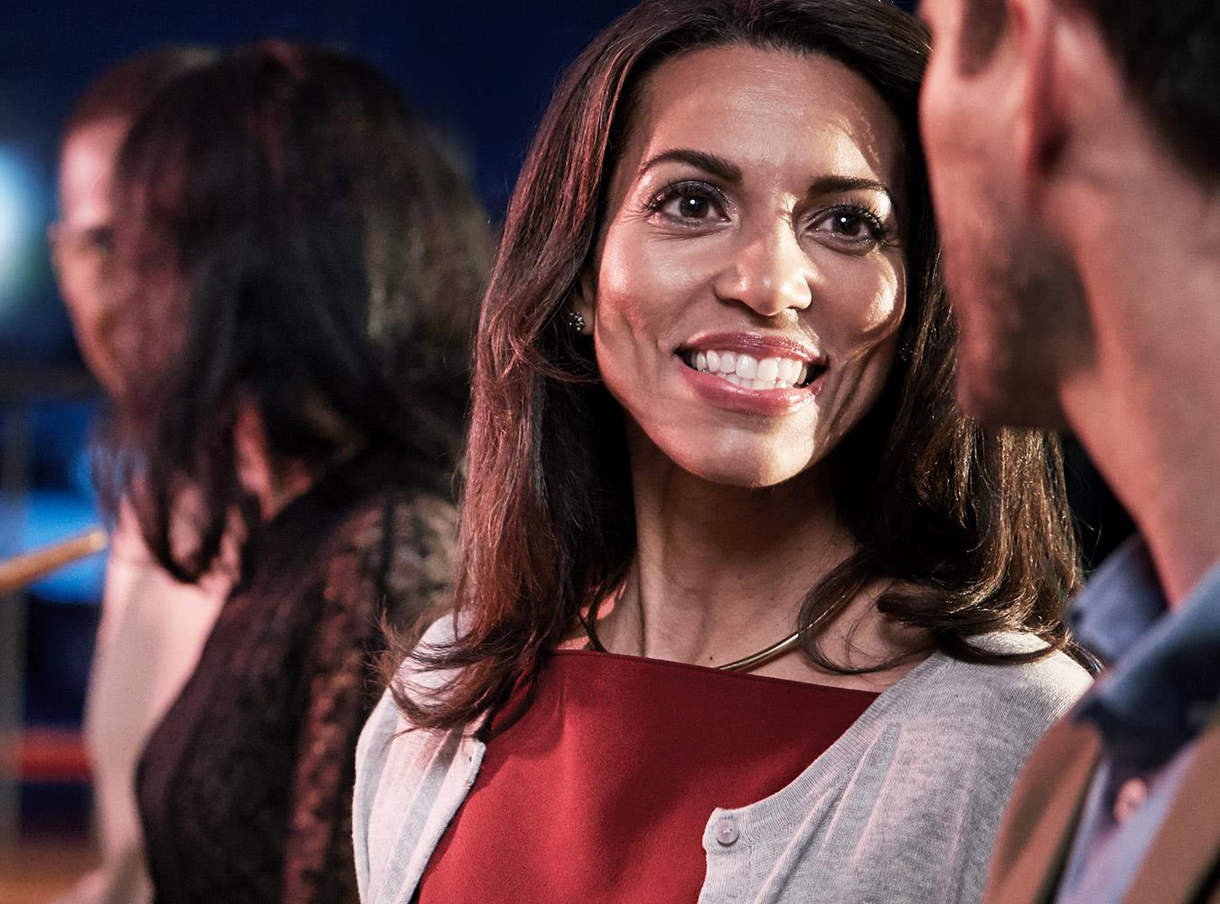 Kvinde, der deltager i en samtale, med funktionen til reduktion af baggrundsstøj i ReSound LiNX Quattro