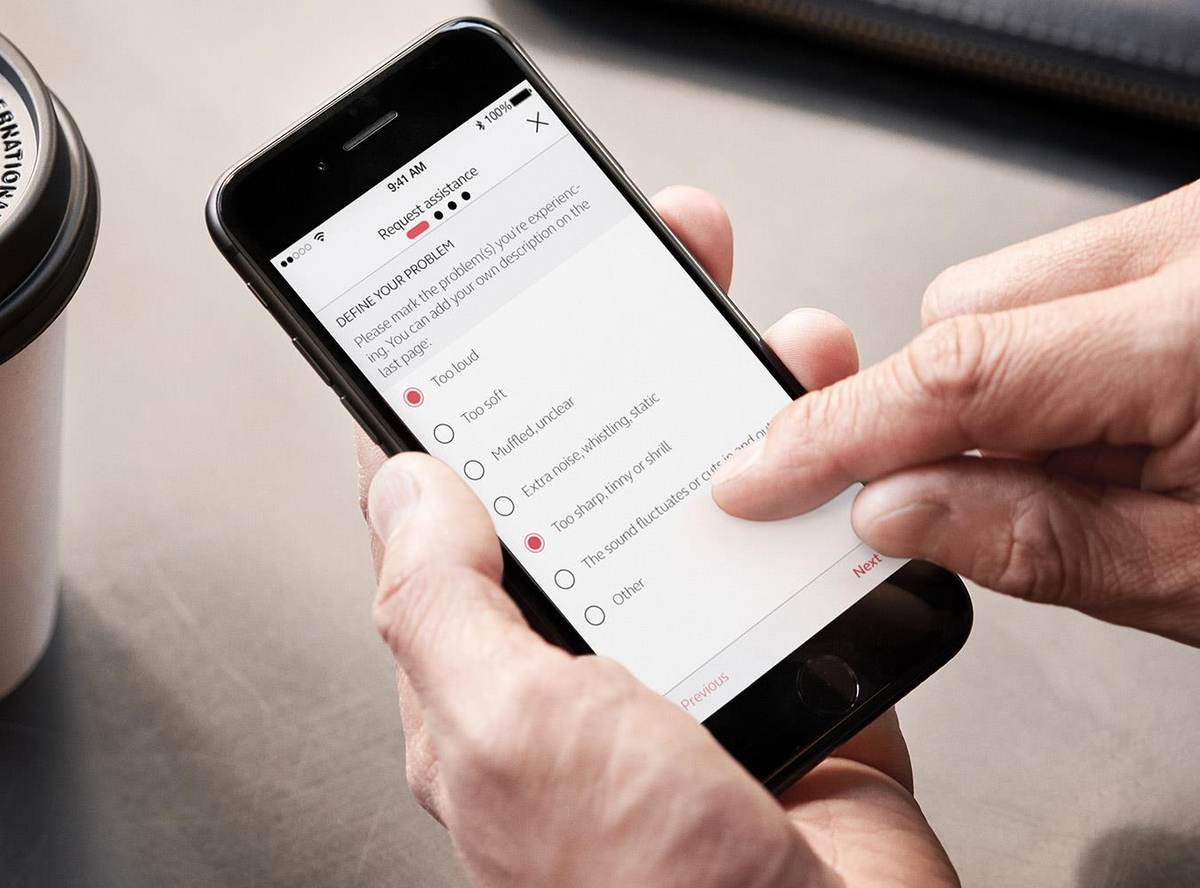 Mand, der bruger ReSound Smart 3D appen.