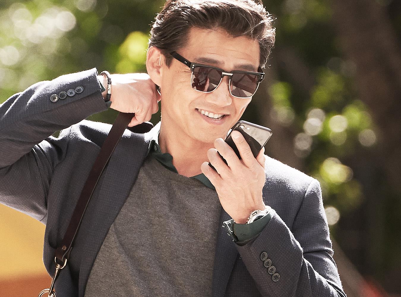 Mand, der nyder den enestående lydkvalitet fra LiNX Quattro, når han streamer fra sine lydenheder. 