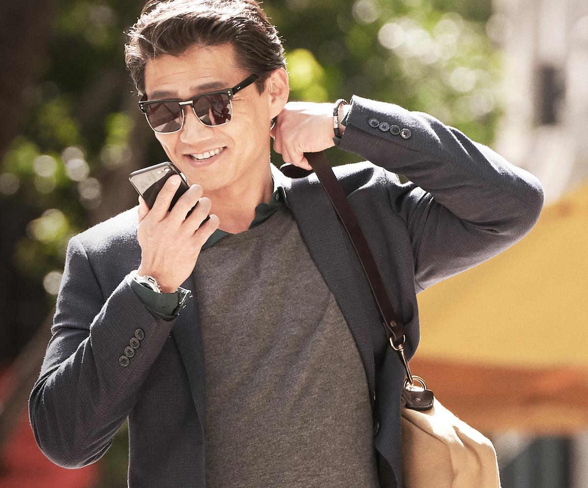 Mand, der nyder den enestående lydkvalitet fra LiNX Quattro, når han streamer fra sine lydenheder. 