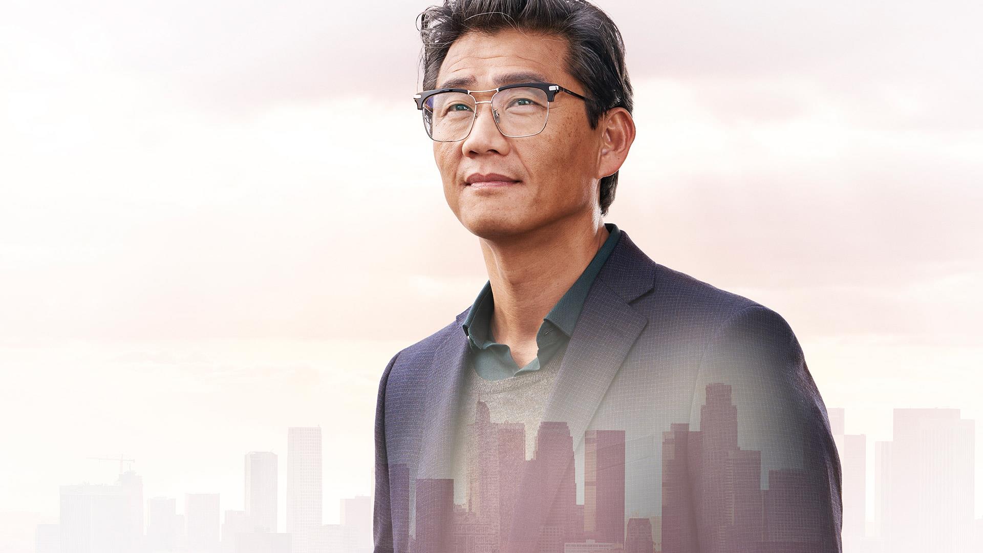 Glad mand, der nyder livet med sine LiNX Quattro høreapparater. 