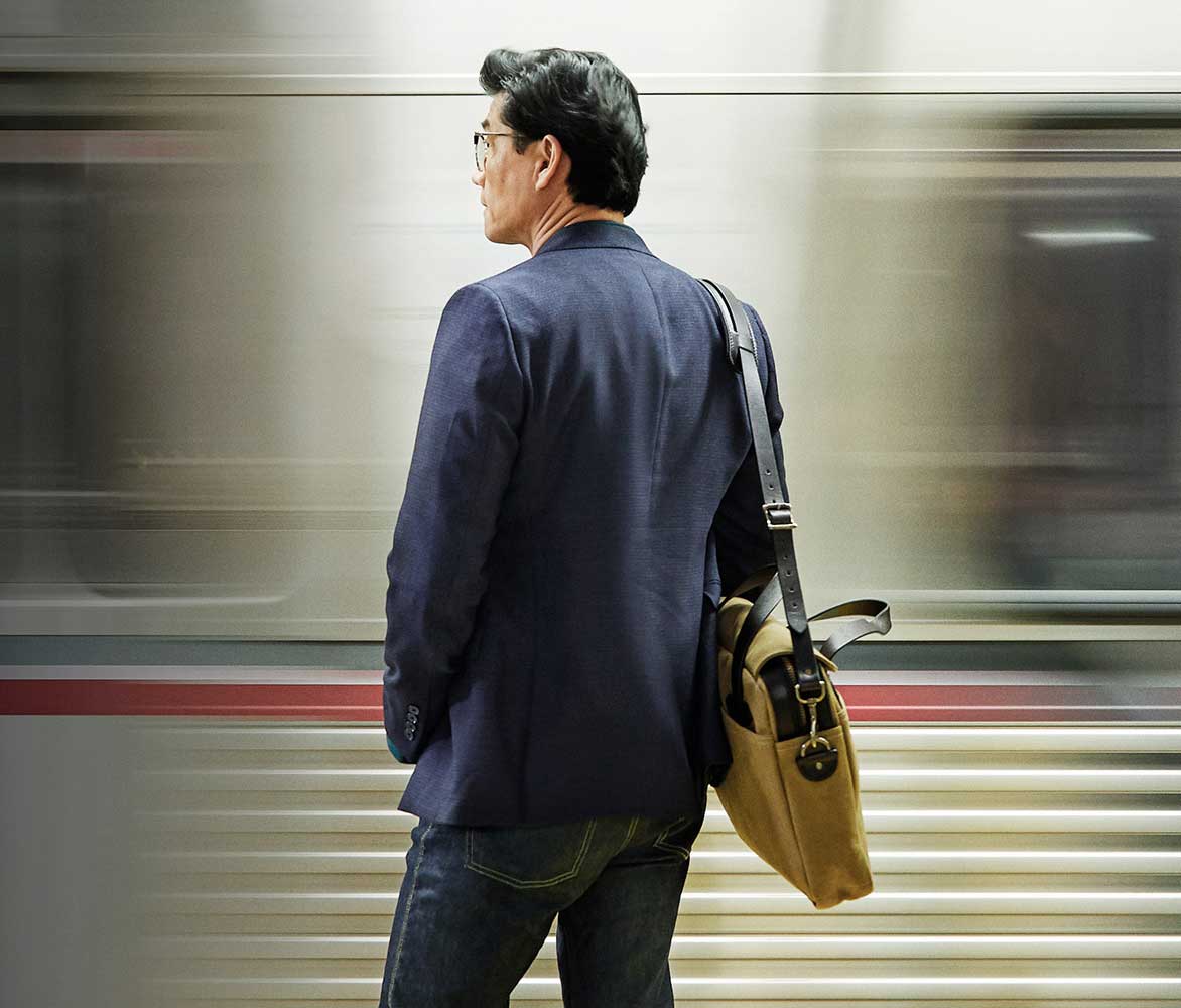 Glad mand med LiNX Quattro, der bruger ReSound Assist. 